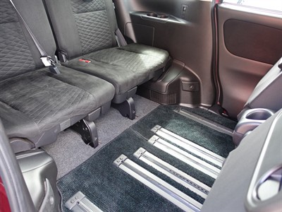 2017 Nissan Serena - Thumbnail