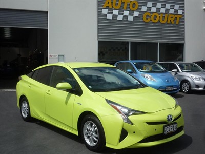 2015 Toyota Prius - Thumbnail