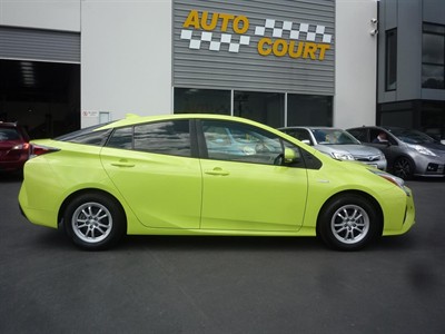 2015 Toyota Prius - Thumbnail