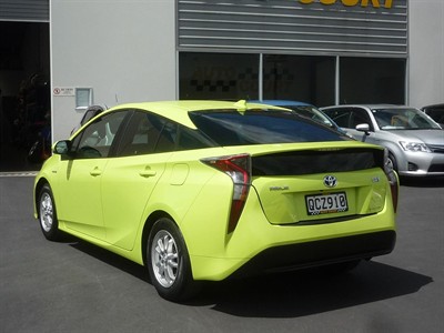 2015 Toyota Prius - Thumbnail