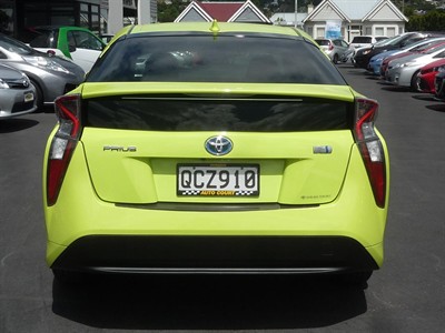 2015 Toyota Prius - Thumbnail