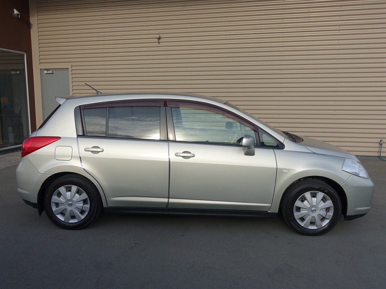 2004 Nissan Tiida