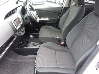 2015 Toyota Vitz - Thumbnail