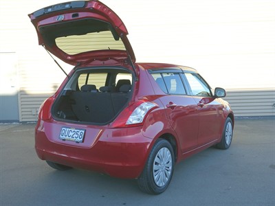 2013 Suzuki Swift - Thumbnail