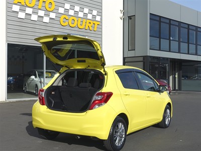 2016 Toyota Vitz - Thumbnail
