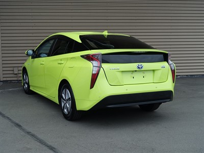 2017 Toyota Prius - Thumbnail