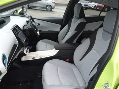 2017 Toyota Prius - Thumbnail