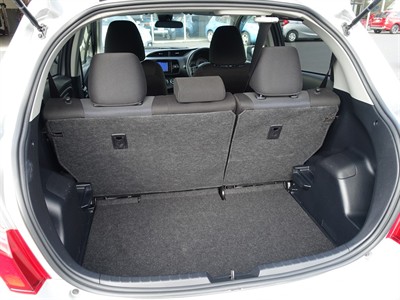 2016 Toyota Vitz - Thumbnail