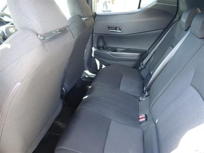 2016 Toyota C-HR - Thumbnail