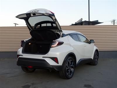 2017 Toyota C-HR - Thumbnail