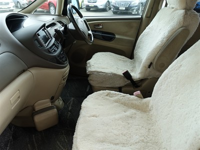 2005 Toyota Estima - Thumbnail