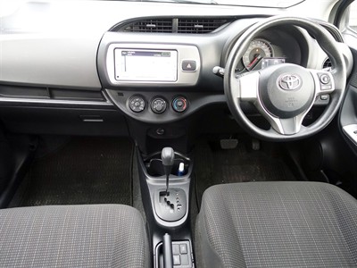 2015 Toyota Vitz - Thumbnail