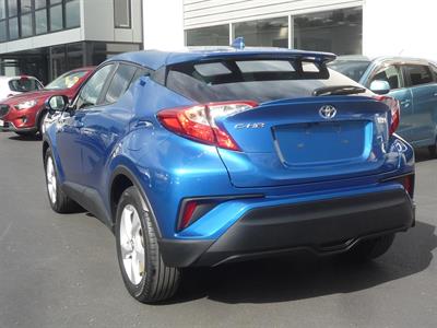 2017 Toyota C-HR - Thumbnail