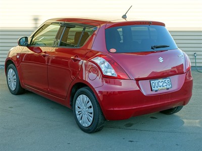 2013 Suzuki Swift - Thumbnail