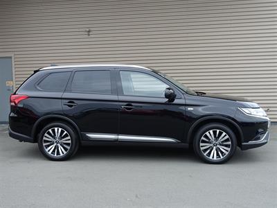 2022 Mitsubishi Outlander - Thumbnail