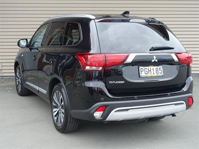 2022 Mitsubishi Outlander - Thumbnail