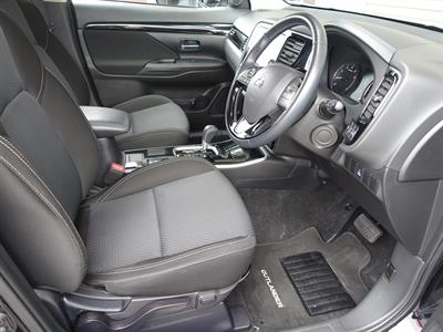 2022 Mitsubishi Outlander - Thumbnail