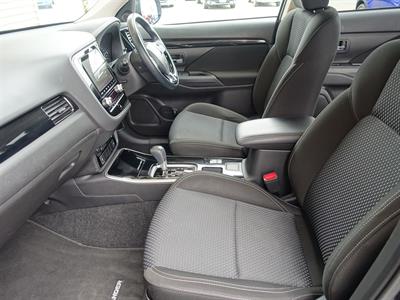 2022 Mitsubishi Outlander - Thumbnail