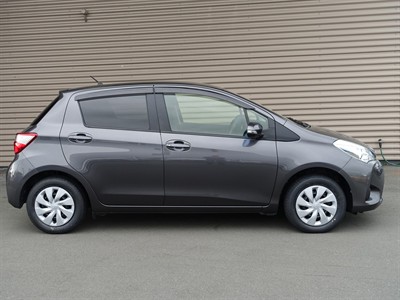 2017 Toyota Vitz - Thumbnail