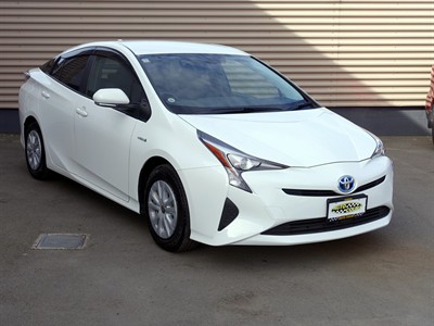 2018 Toyota Prius - Thumbnail