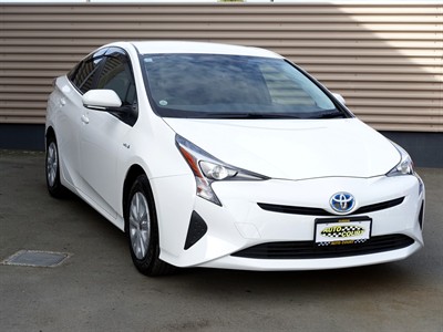 2018 Toyota Prius - Thumbnail