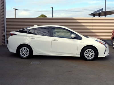 2018 Toyota Prius - Thumbnail