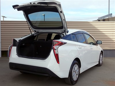 2018 Toyota Prius - Thumbnail