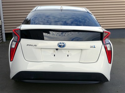 2018 Toyota Prius - Thumbnail