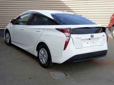 2018 Toyota Prius - Thumbnail