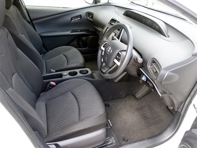 2018 Toyota Prius - Thumbnail