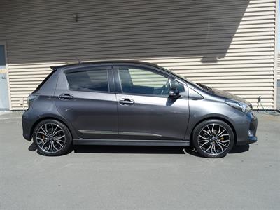 2014 Toyota Vitz - Thumbnail