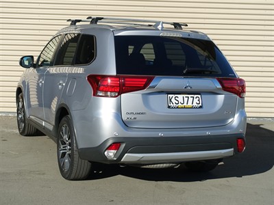 2017 Mitsubishi Outlander - Thumbnail