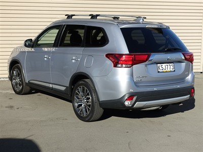 2017 Mitsubishi Outlander - Thumbnail