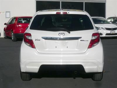 2015 Toyota Vitz - Thumbnail